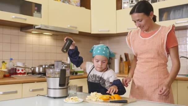 Madre e hija horneando juntas en casa en la cocina — Vídeos de Stock