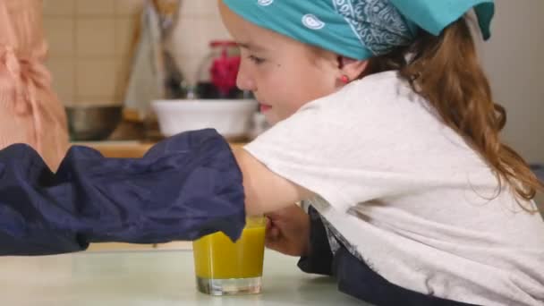 Madre e hija horneando juntas en casa en la cocina — Vídeos de Stock