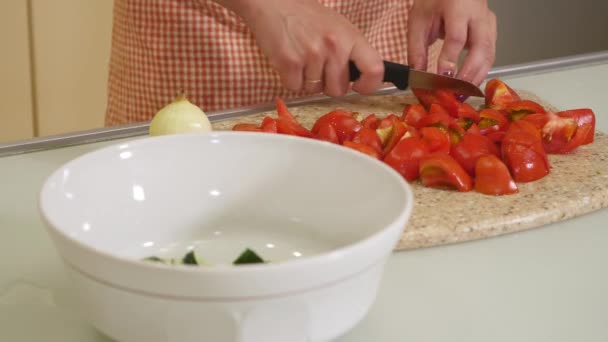 Mulher mãos cortando legumes em tábua de madeira — Vídeo de Stock