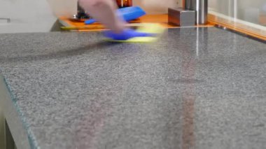 Kadın el Tabloyu Sil