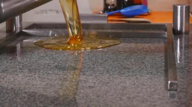 Karamel karıştırarak karamel şekerleme imalatı