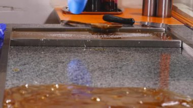 Karamel karıştırarak karamel şekerleme imalatı