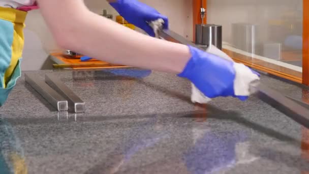 Una mujer está preparando una mesa antes de cocinar un caramelo — Vídeos de Stock