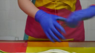 Üretimi karamel şekerler, closeup uzun şekerleme yapma. Adam bir tatlı candy yapmak