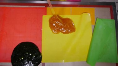 Karamelli şeker üretimi, Sıcak karamel ile çalışma. Üstten Görünüm