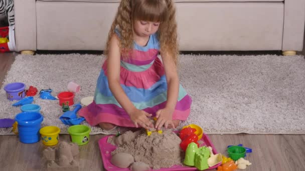 Linda niña rubia jugando a la arena en un estudio — Vídeos de Stock