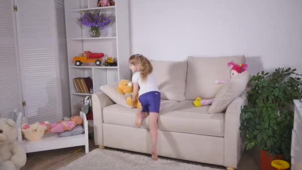 Menina bonita deita-se no sofá antes de ir dormir — Vídeo de Stock