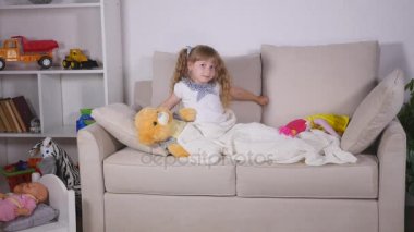 Kız çocuk uykudan uyanır. Kız güzel çocuk güneşli sabah sahiptir. Günaydın evde