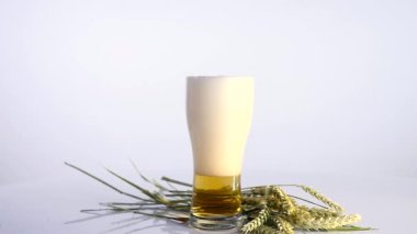 Bardak bira beyaz arka plan üzerinde boşalma