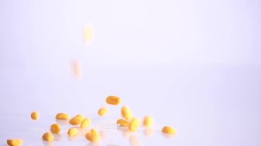 Birçok fıstık karşı beyaz bir arka plan üzerine dökülen. bira arka plan