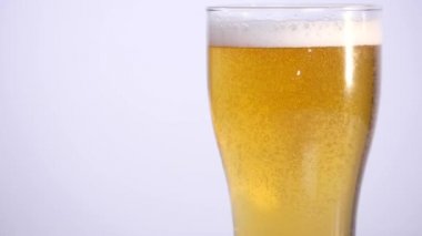 Bardak beyaz arka plan üzerinde boşalma bira. yakın çekim