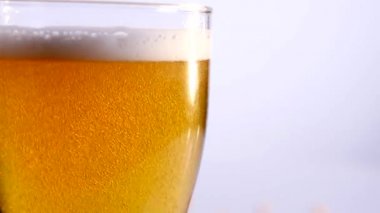 Bardak beyaz arka plan üzerinde boşalma bira. yakın çekim