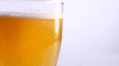 Bardak beyaz arka plan üzerinde boşalma bira. yakın çekim