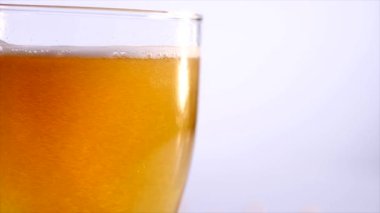 Bardak beyaz arka plan üzerinde boşalma bira. yakın çekim