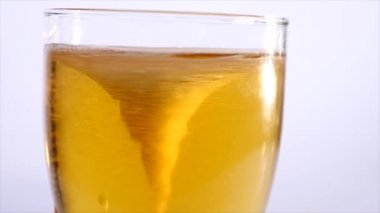 Bardak beyaz arka plan üzerinde boşalma bira. yakın çekim