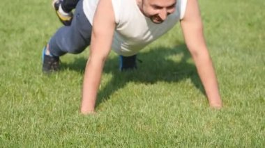 Baba oğluyla ormandaki yerden sıkılmış. Çocuklar daha güçlü olmak için eğitim almış. Doğa sporları. Sabah güneş orman şafak