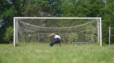 Küçük çocuk bir çayır, spor açık hava etkinlikleri egzersiz