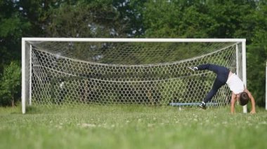 Küçük çocuk bir çayır, spor açık hava etkinlikleri egzersiz