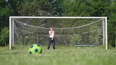 Baba ve oğul futbol futbol gün anda oynamak.