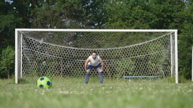 Baba ve oğul futbol futbol gün anda oynamak.