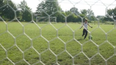 Küçük oğlan tekme top gol