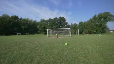 Futbol sahası futbol oynayan çocuk. ağır çekim