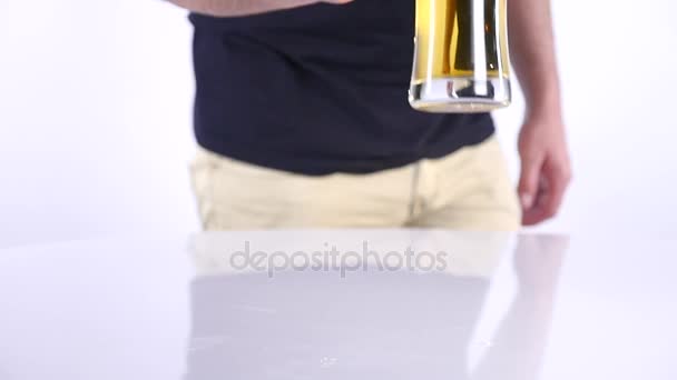 Un homme avec un verre de bière. fond blanc. gros plan — Video