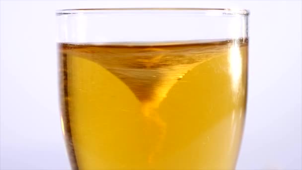 Glas Bier entleert auf weißem Hintergrund. Nahaufnahme — Stockvideo