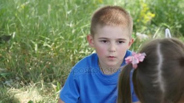 spring Park'ta sabun köpüğü üfleme mutlu bir çocuk. ağır çekim