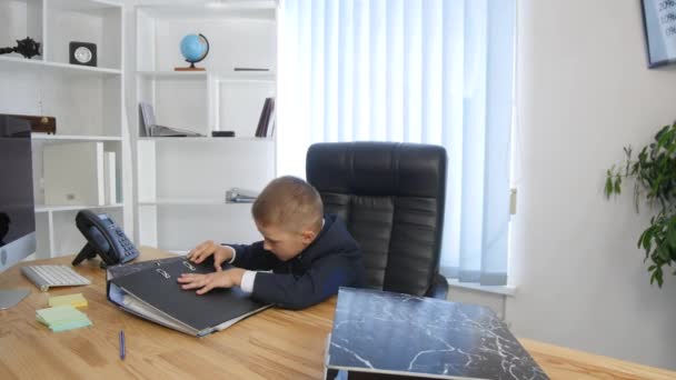 Kinderen in office reviseren documenten — Stockvideo