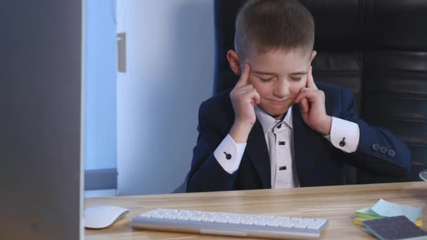 Маленький бизнесмен расслабился в офисе и ел яблоко — стоковое видео