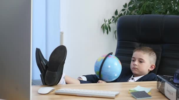 Pequeno homem de negócios relaxado no escritório — Vídeo de Stock