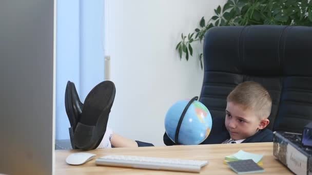 Petit homme d'affaires détendu dans le bureau — Video