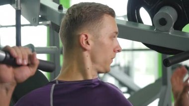 esneme göğüs kasları spor salonu makine üzerinde genç adam