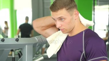 Güçlü genç atlet uzak ter kas onun fiziksel gösterilen bir yorucu egzersiz yaptıktan sonra silerek bir spor salonunda kapalı towelling tonda