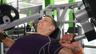 esneme göğüs kasları spor salonu makine üzerinde genç adam