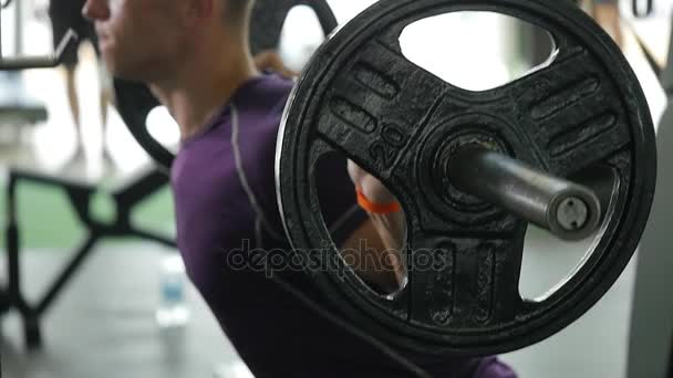 Muskulös man träning med skivstång på gym — Stockvideo