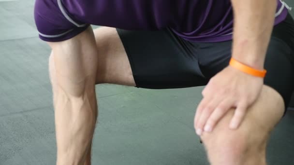 Muži, kteří pracují rukama v tělocvičně, že zvedání činky a práci jeho biceps — Stock video