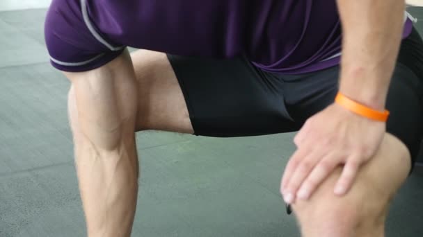 Man aan het werk zijn armen in de sportschool, hij opheffing van de halters en werken zijn biceps — Stockvideo