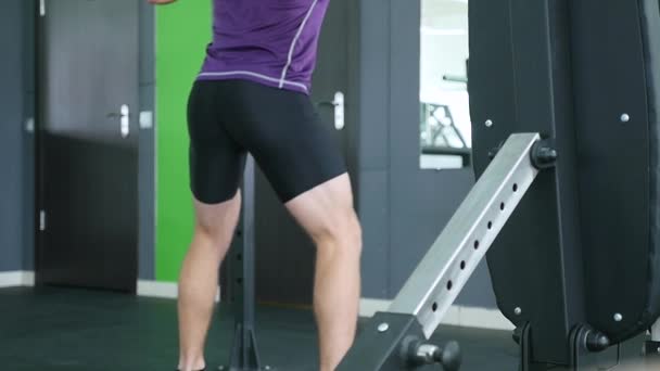Pria berotot latihan dengan barbel di gym — Stok Video