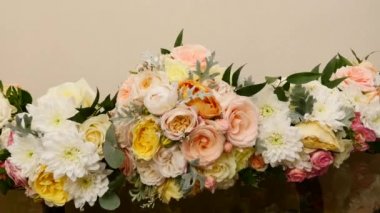 Masanın üzerinde yatan Düğün Buketler görünümünü kapat