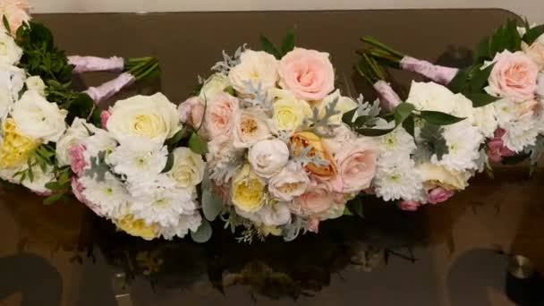 Vue rapprochée des bouquets de mariage couchés sur la table — Video