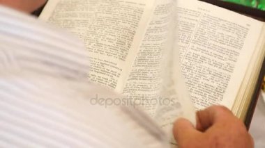 kitap okurken, elinde tutarak, bir sayfa çevirme. üzerinde çekim kaymak