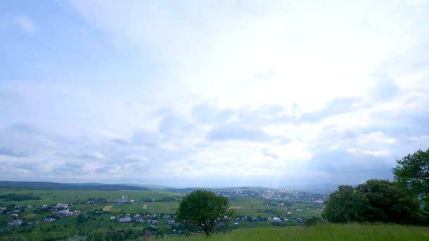 Проміжок часу з хмарами над полем — стокове відео