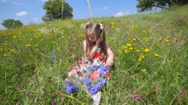 el kızı sit kafasına bir çelenk örgüleri. Eğlence kırsal çiftlik