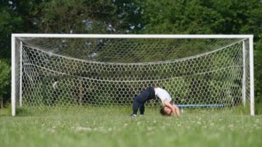 Küçük çocuk bir çayır, spor açık hava etkinlikleri egzersiz