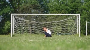 Küçük çocuk bir çayır, spor açık hava etkinlikleri egzersiz