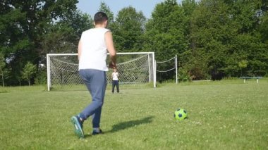 Baba ve oğul futbol futbol gün anda oynamak.