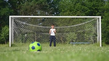 Baba ve oğul futbol futbol gün anda oynamak.