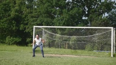 Baba ve oğul futbol futbol gün anda oynamak.